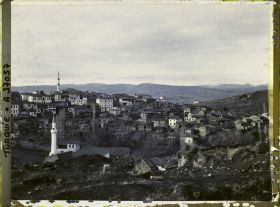Image représentant Panorama sur la ville basse (depuis la ville haute sous la citadelle). (A gauche, à l'arrière plan, le minaret de le mosquée Haci Bayram)