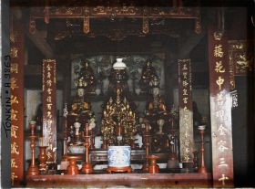 Image représentant Un autel à l'intérieur d'un temple bouddhique (" Lien-thuy ")