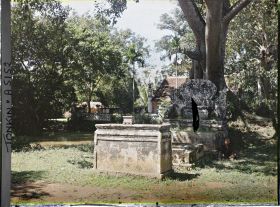 Image représentant Un autel champêtre près d'un petit temple bouddhique