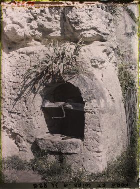 Image représentant Un puits ancien creusé dans le roc du quartier des Patys