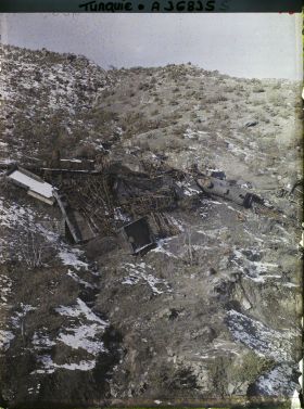Image représentant Turquie, Entre Karakeui et Biledjik, Locomotive détruite par les Grecs Wagons et locomotive précipités dans le Kara-Sou