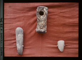 Image représentant Masse romaine et haches de silex