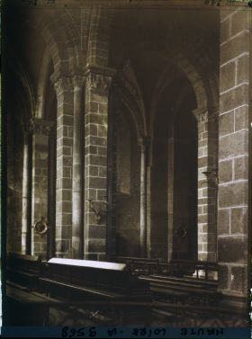 Image représentant Colonnes et chapiteaux de la nef centrale et d'une travée de le cathédrale Notre-Dame-de-l'Annonciation