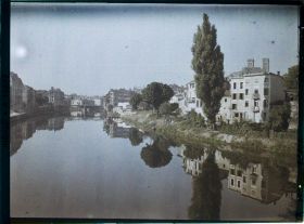 Image représentant France, Verdun, Les bords de la Meuse : vue prise du Pont Chaussée vers le Théâtre