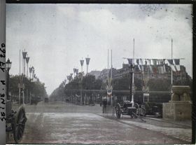 Image représentant L'avenue de la Grande-Armée décorée de drapeaux et de canons pour les fêtes de la Victoire des 13 et 14 juillet