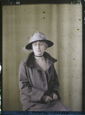 Image représentant https://musee-albert-kahn.s-museum.fr/home/NWQ2OTAwYzNmYjZlZTk1ZWQwODJmMjY4L2dlbmVyaWMtbm90aWNlLXRhYi9hdXRob3JpdHkvNjE3YTc5ZjVjZjhiODk2OGIzMzM3ZDIx/5d6900c3fb6ee95ed082f268/generic-notice-tab/authority/617a79ebcf8b8968b3336818 Madame Elizabeth Béjot