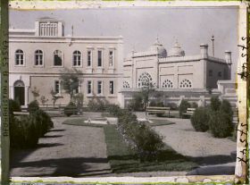 Image représentant Dans l'Arg (citadelle abritant le Palais royal), à gauche, le Golkhâna ("maison des fleurs") et à droite, la mosquée
