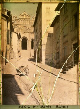 Image représentant La rue des Tables et la façade occidentale de la cathédrale Notre-Dame-de-l'Annonciation
