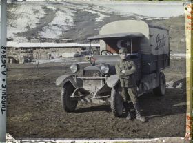 Image représentant Le Lieutenant Ikmet Kairri dans un camion Berliet