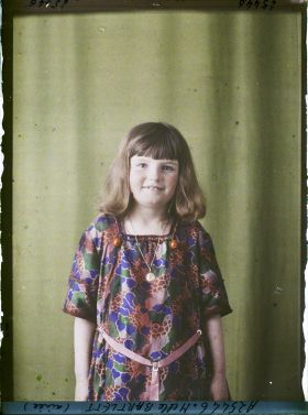 Image représentant https://musee-albert-kahn.s-museum.fr/home/NWQ2OTAwYzNmYjZlZTk1ZWQwODJmMjY4L2dlbmVyaWMtbm90aWNlLXRhYi9hdXRob3JpdHkvNjE3YTc5ZjVjZjhiODk2OGIzMzM3ZDIx/5d6900c3fb6ee95ed082f268/generic-notice-tab/authority/617a79ebcf8b8968b33367fa Mademoiselle Bartlett