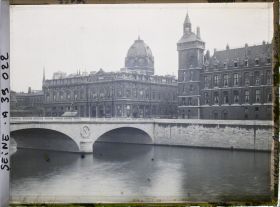Image représentant Le Palais de Justice et le pont au Change depuis le quai de la Mégisserie