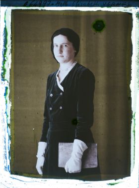 Image représentant https://musee-albert-kahn.s-museum.fr/home/NWQ2OTAwYzNmYjZlZTk1ZWQwODJmMjY4L2dlbmVyaWMtbm90aWNlLXRhYi9hdXRob3JpdHkvNjE3YTc5ZjVjZjhiODk2OGIzMzM3ZDIx/5d6900c3fb6ee95ed082f268/generic-notice-tab/authority/617a79ebcf8b8968b33379d0 Mademoiselle Elisabeth Vernes