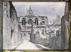 Image représentant France, Reims, La Cathédrale vue de la rue de l'Ecole de Médecine
