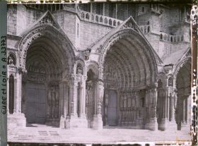 Image représentant Les trois entrées du portail nord de la cathédrale Notre-Dame