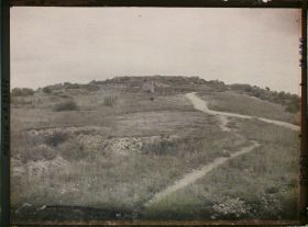 Image représentant France, St Mihiel, Fort du Camp des Romains : Vue d'ensemble sur le fort prise bord du plateau