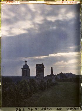 Image représentant Cheminées de maisons troglodytes et clocher du village