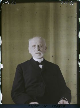 Image représentant https://musee-albert-kahn.s-museum.fr/home/NWQ2OTAwYzNmYjZlZTk1ZWQwODJmMjY4L2dlbmVyaWMtbm90aWNlLXRhYi9hdXRob3JpdHkvNjE3YTc5ZjVjZjhiODk2OGIzMzM3ZDIx/5d6900c3fb6ee95ed082f268/generic-notice-tab/authority/617a79ebcf8b8968b3337a76 Monsieur Weill