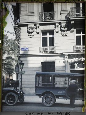 Image représentant Plaque "avenue Pierre Ier de Serbie", à l'angle de la place d'Iéna