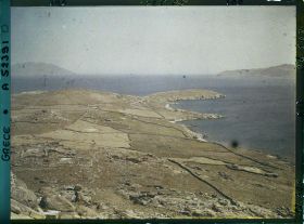 Image représentant La partie nord de Delos et les Iles de Mykonos à droite et Tinos à gauche