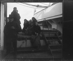 Image représentant Famille d'émigrants voyageant sur l'entrepont