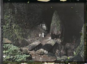 Image représentant L'entér de la grotte d'un des sanctuaires rupestres bouddhiques du massif de Hu'o'ng-tich-so'n (" Pagode de l'Empreinte Parfumée ")