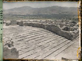 Image représentant Le palais dans la cour occidentale, le grand escalier (menant aux grands Propylées et à la cour centrale)