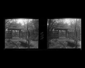 Image représentant L'entrée du jardin de la maison de thé de la résidence de Eiichi Shibusawa