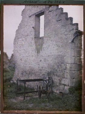 Image représentant Tombe d'un soldat français contre le pignon d'une maison détruite