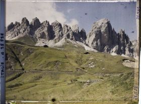 Image représentant Le col du Grödner (Grödner Joch ou passo Gardena) et la chaine de Pizes de Cir (Cirspitzen ou Gruppo del Cir)
