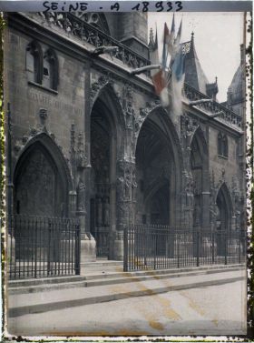 Image représentant Portail de l'église Saint-Germain-l'Auxerrois décoré de drapeaux pour les fêtes de la Victoire