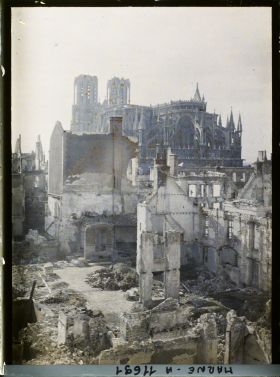 Image représentant France, Reims, Panorama de Ruines et Cathédrale