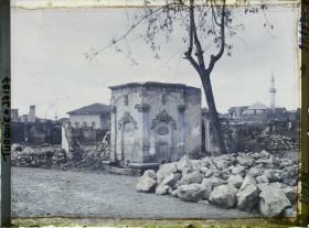Image représentant Turquie, Ouchak, Vieille fontaine dans les ruines