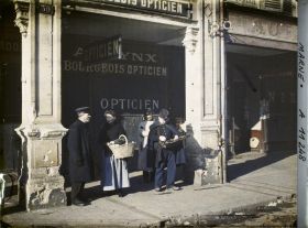 Image représentant Un groupe de personne, place Drouet d'Erlon