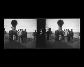 Image représentant Passagers ou membres de l'équipage asiatique sur le pont, observant la ligne d'horizon