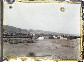 Image représentant La ville au pied de la dune, avec le Djebel Mekter à l'arrière-plan