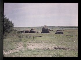 Image représentant France, Marre, Récolte du foin au fond, le fort de Marre
