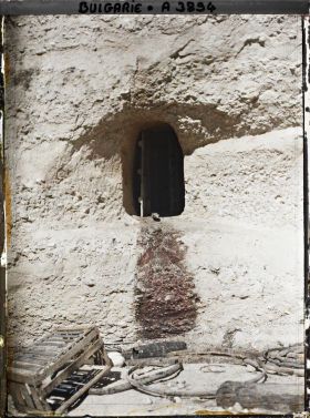 Image représentant Entrée et porte d'une cave à vin creusée dans la falaise ; coulée de vins et débris de tonneaux