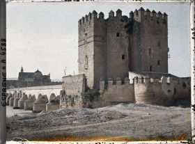 Image représentant Espagne, Cordoue, Minaret de la Calahorra (au fond la Cathédrale)