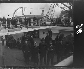 Image représentant Passagers des 3emes classes sur l'entrepont et passagers des 2emes classes sur la passerelle