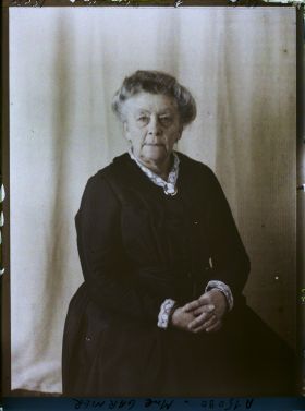 Image représentant https://musee-albert-kahn.s-museum.fr/home/NWQ2OTAwYzNmYjZlZTk1ZWQwODJmMjY4L2dlbmVyaWMtbm90aWNlLXRhYi9hdXRob3JpdHkvNjE3YTc5ZjVjZjhiODk2OGIzMzM3ZDIx/5d6900c3fb6ee95ed082f268/generic-notice-tab/authority/617a79ebcf8b8968b3336d84 Madame Garnier