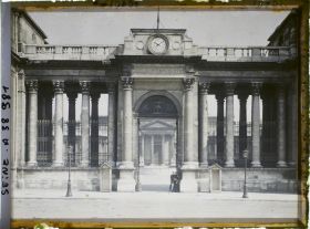 Image représentant Le Palais Bourbon ou Chambre des Députés (actuelle Assemblée nationale) depuis la place du Palais-Bourbon