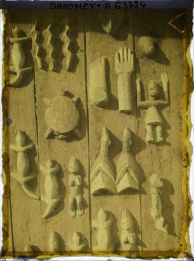 Image représentant Détail de la porte du palais du roi Tôli, motifs sculptés