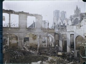 Image représentant Maison en ruine, rue de l'Université, au fond la cathédrale