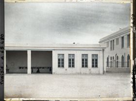 Image représentant La cour de l'école primaire du quartier de Moulinville