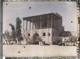 Image représentant Le palais Ali Qapu ("sublime porte"), côté ouest de la Meydan-i-Chah