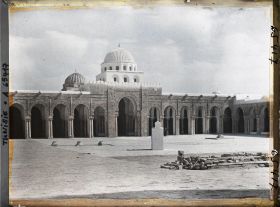 Image représentant La cour devant la façade méridionale du narthex, surmonté de la coupole, de la Grande Mosquée dans la médina
