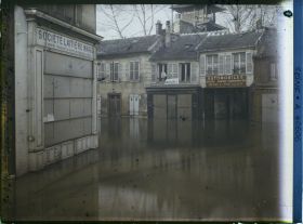 Image représentant La rue du Port inondée, depuis le rond-point Rhin et Danube. A l'arrière-plan, la pagode du jardin d'Albert Kahn