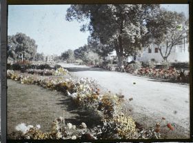 Image représentant Une partie du parc à la française du nouveau palais du maharajah Jagatjit Singh (?)
