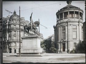 Image représentant La statue de Washington et le musée Guimet place d'Iéna, au fond la rue Boissière