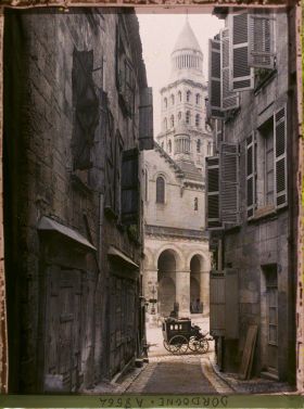 Image représentant France, Périgueux, Rue de la Nation et clocher de St Front